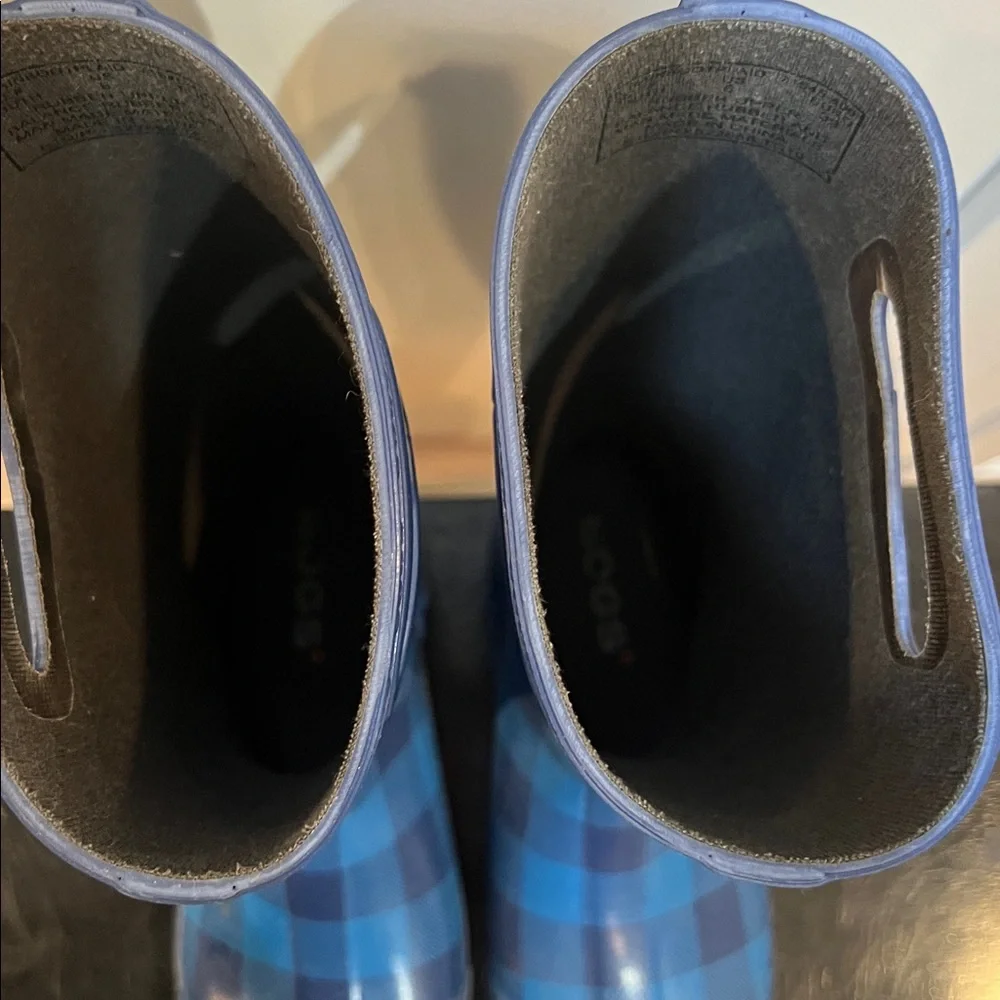 Youth Bogs Navy blue plaid Rain Boots size 6